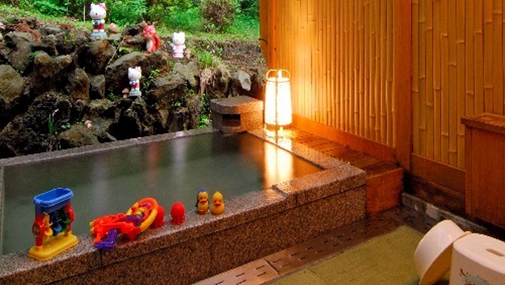 天然温泉の岩風呂は5室すべてが家族風呂★わいわい遊べる遊具も満載
