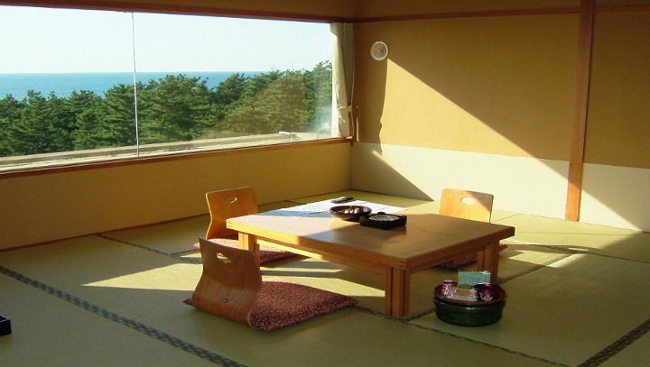 大きな窓から日本海の大海原や海岸線、お部屋によっては鳥海山も一望できます。