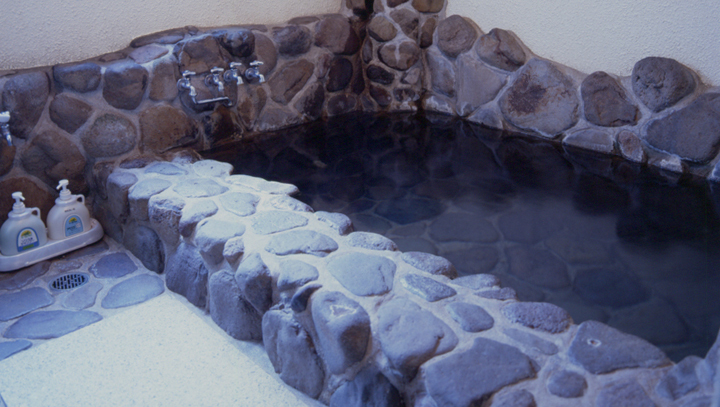自慢のミネラル温泉は弱アルカリ性の滑らかな湯質です。