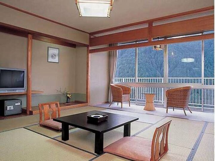 緑の山々を身近に。和室　１２．５畳 ☆ホテルＡＮＮＥＸ
