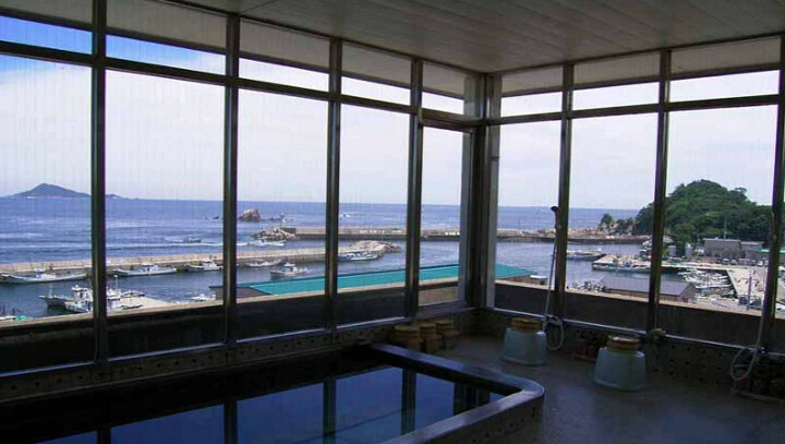 海が広がる展望風呂（男湯） シャワーも窓際に♪海を眺めながら