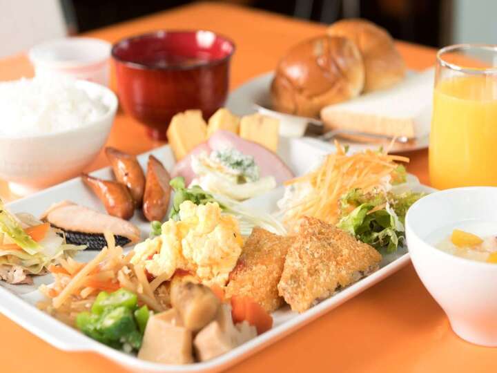 朝食バイキング料理（メニューは和・洋、30種類からご提供致します。）