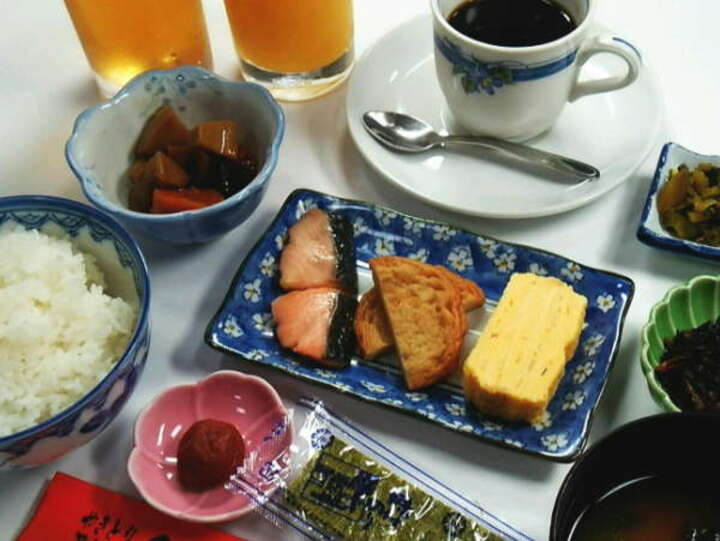 こだわりの食材をいつくしみ、料理人が腕を振るった朝定食（和食）