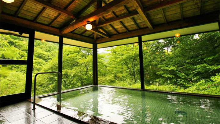 コテージ宿泊客は無料で利用できる　桜清水せせらぎの湯。自然を見ながらゆっくり入浴☆