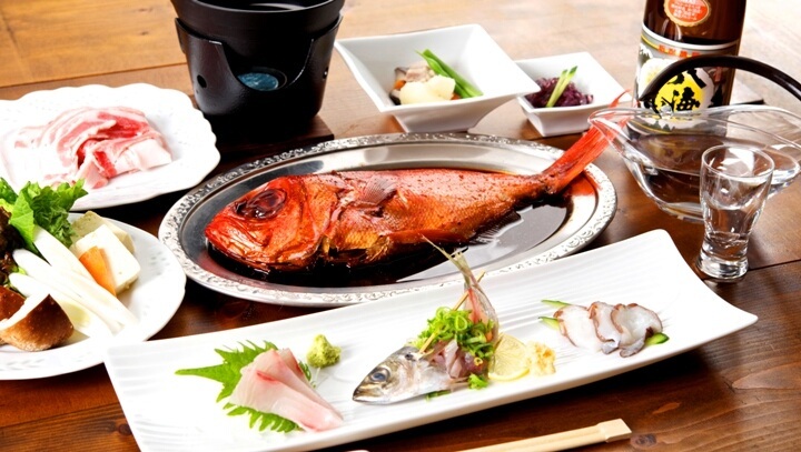 和夕食「伊豆山海和食膳」金目鯛の煮付、地魚を盛り込んだ刺盛、ふじのくに熱川ポークのしゃぶしゃぶなど