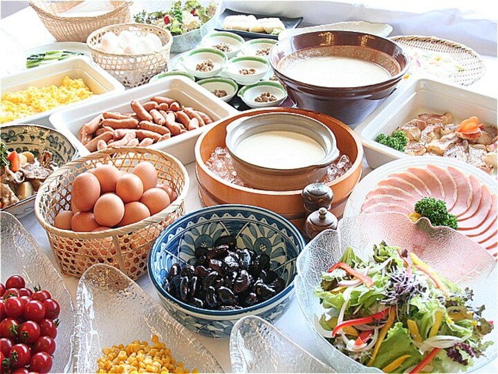 朝食バイキングで元気一杯に！もりもりいただきましょう。　約25～30種のメニューが並びます 