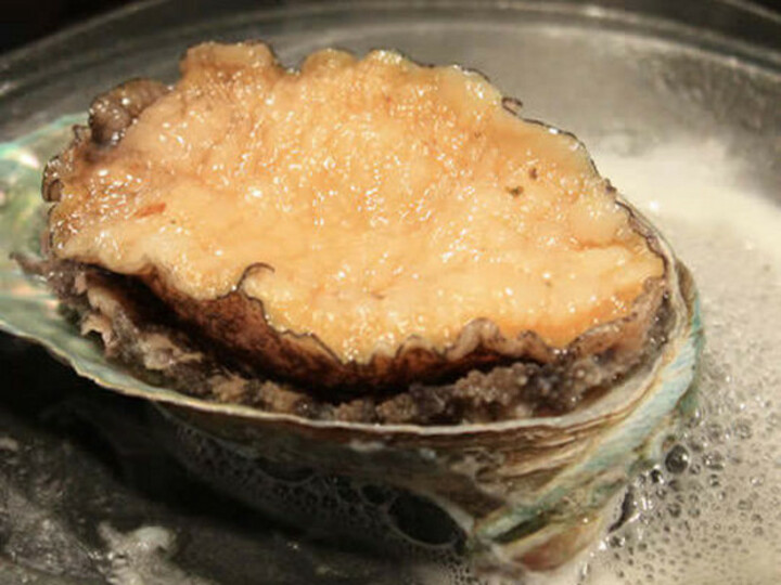 肝がウマイ！丸ごとかぶりつき！当館人気NO．1のアワビの踊り焼き