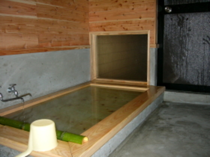 天然温泉桧風呂 