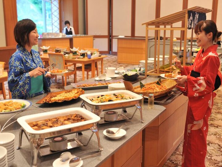 朝のバイキング会場