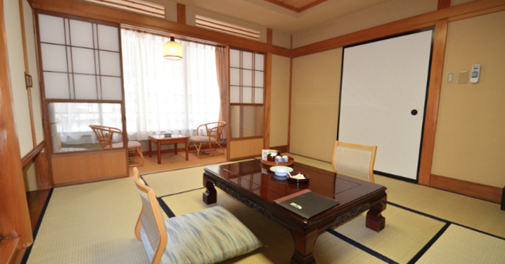 通称ロードサイド8、県道側、８畳のお得なお部屋です 