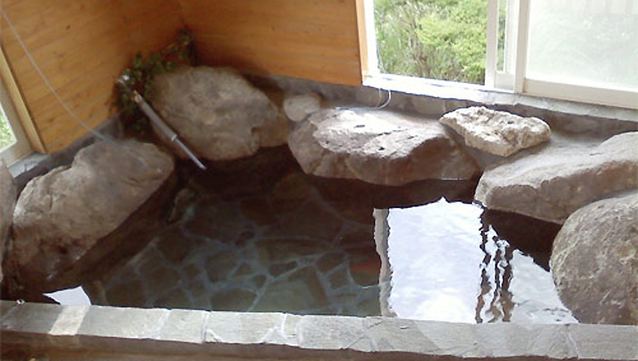 少し小さめのお風呂ですが温泉がわき出る岩風呂でございます。