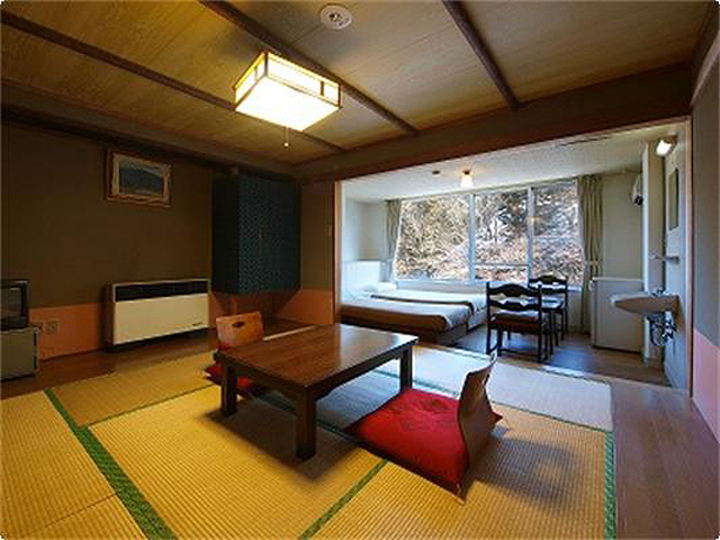 本館　和洋室（10畳＋ツインベッド）.