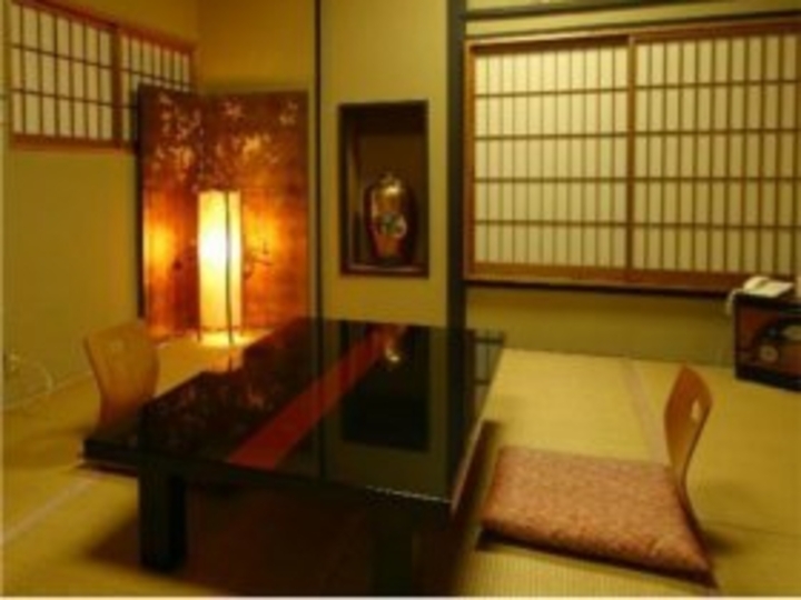 【和室10畳・トイレなし】角部屋／館内にシャワートイレ完備.