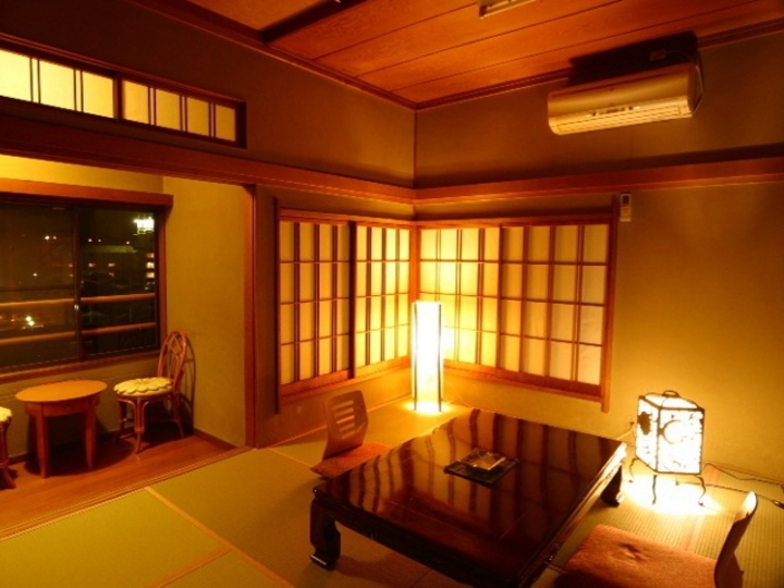 【和室12畳〜16畳・トイレ付】8名様まで宿泊可能な広々した客室.
