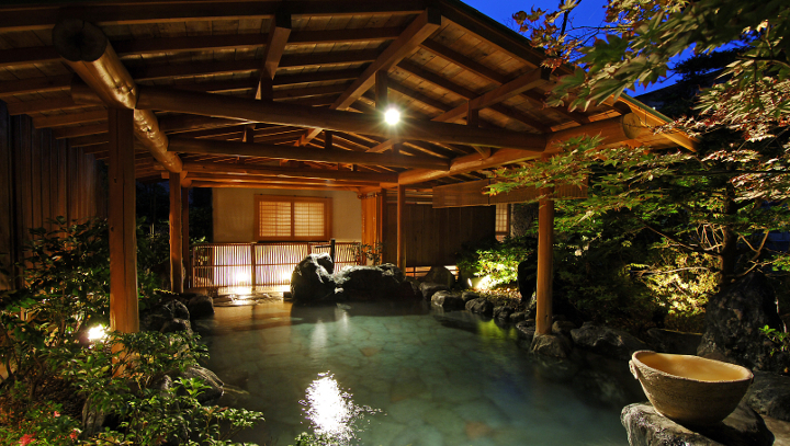 利根川のせせらぎが聞こえる庭園露天風呂など、6つのお風呂をお楽しいただけます。