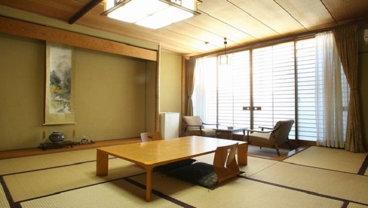静かに落ち着いた、日本庭園を眺めることのできる和室