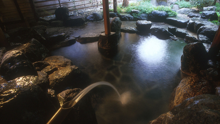 美人の湯と言われる白馬八方温泉を露天風呂でお楽しみ下さい