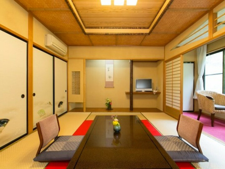 庭を望む数寄屋造りの和室10畳[トイレ・洗面付].