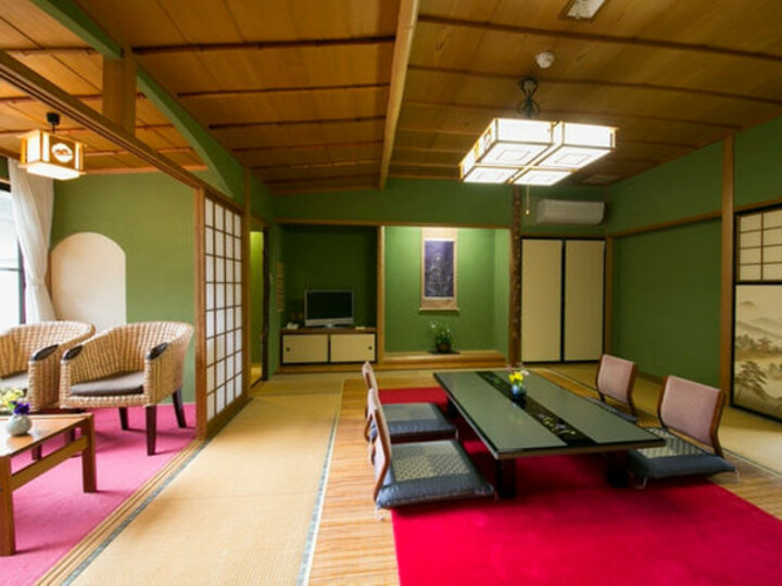 庭を望む数寄屋造りの和室10畳+4.5畳[トイレ洗面付・温泉バス付].