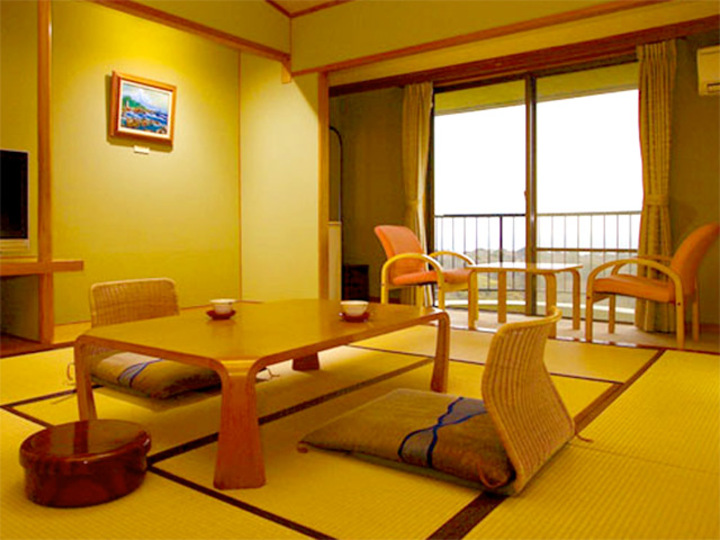 10畳和室（バルコニー付）.