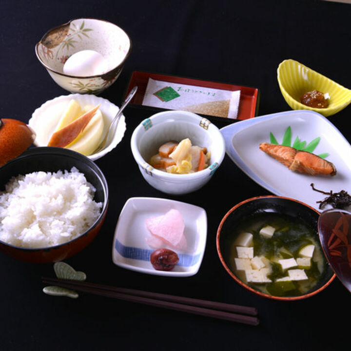 *女将が作る朝ごはん/地元の食材を活かした朝食は懐かしい郷土の味わいに。
