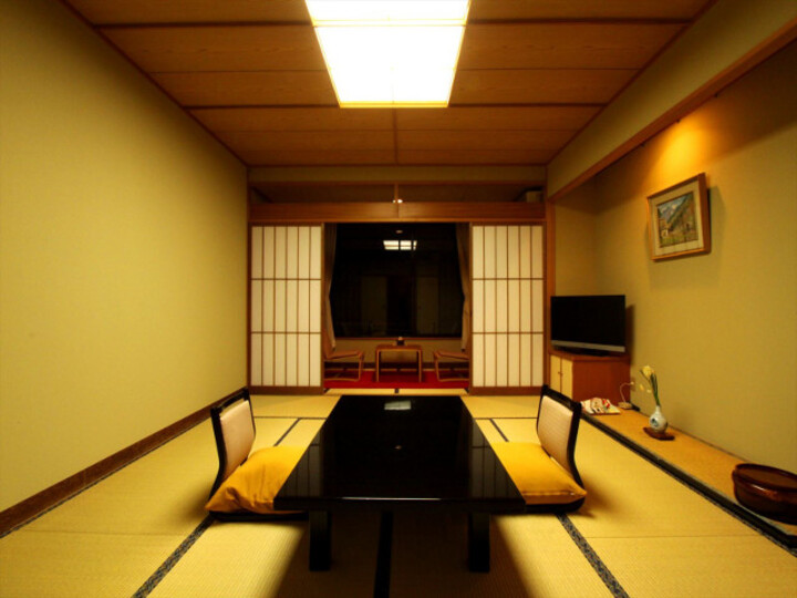 東館和室１０帖＋広縁(バス・トイレ付).