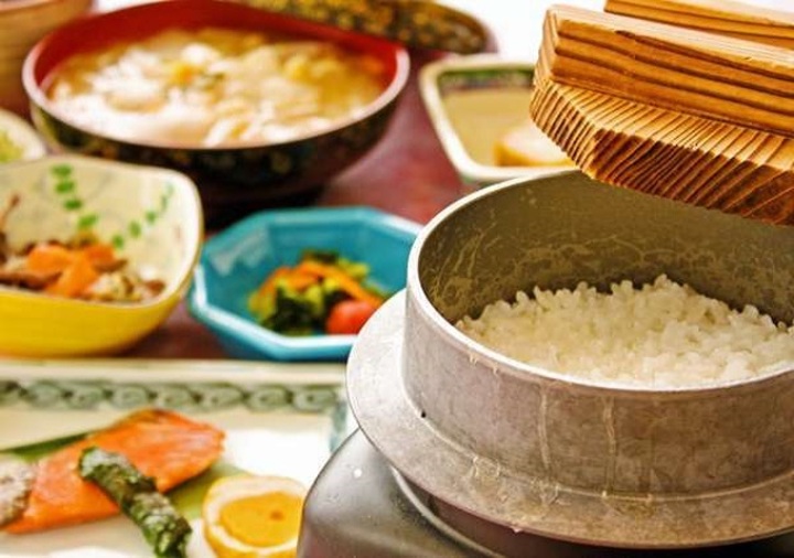 ご朝食一例！専用釜で炊くほんのりお焦げのツヤツヤの白米を釜炊きでお楽しみ頂けます♪