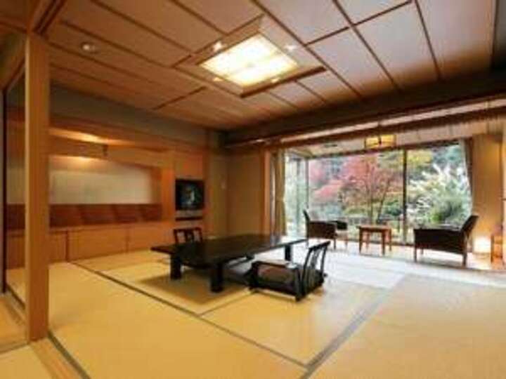 【本間10帖＋次の間6畳】部屋から日本庭園が一望できる広い部屋