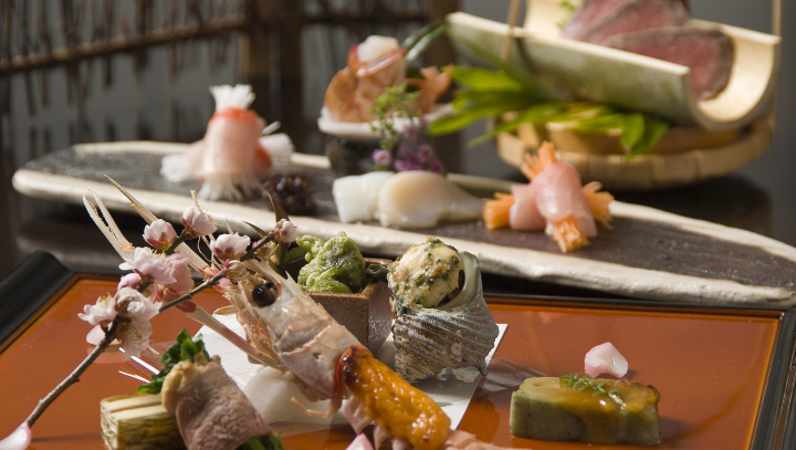 伊豆近海でとれる海の幸を中心に旬の食材に拘った創作料理をお楽しみ頂けます 