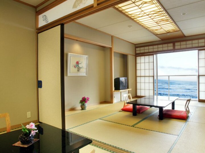 山側和室10畳＋6畳の２間続きの広々和室