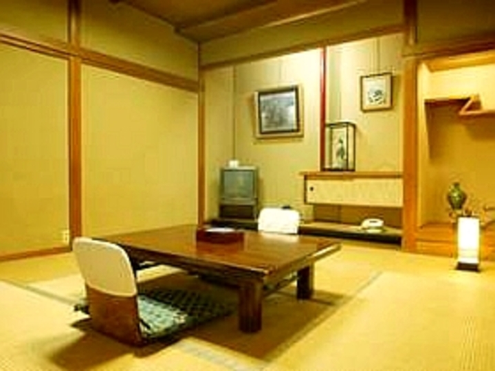 本館 和室（バス・トイレ無し）1名対応 掛け流し温泉大浴場有り