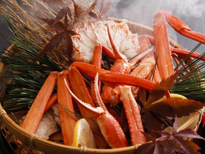 秋の料理では旬の「香住カニ」が食べられます☆