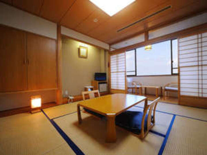 和室8畳山側.
