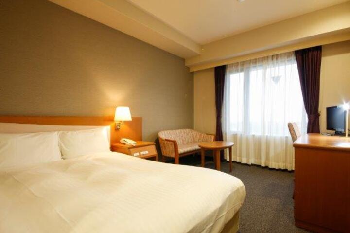 ダブル　★喫煙可★　19㎡のお部屋に140cm幅のダブルベッド