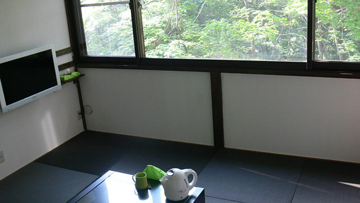 黒い琉球畳を使用したモダンな和室