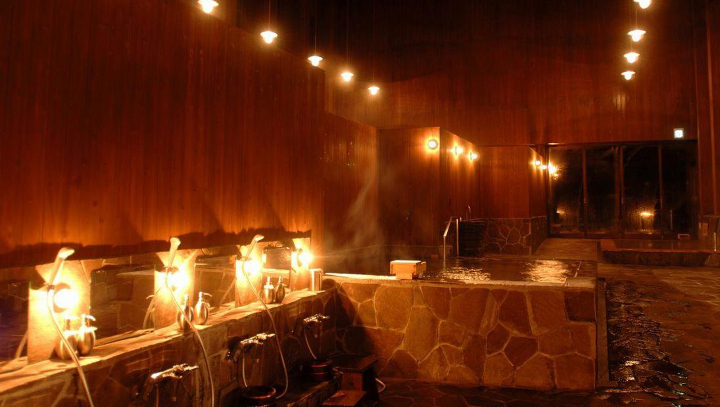 夜の別館浴場「神々の湯」は神々の名にふさわしい神秘的な雰囲気を味わえます！