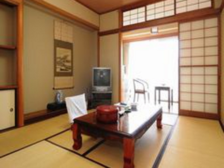 和室１０畳（バス・トイレ付き）