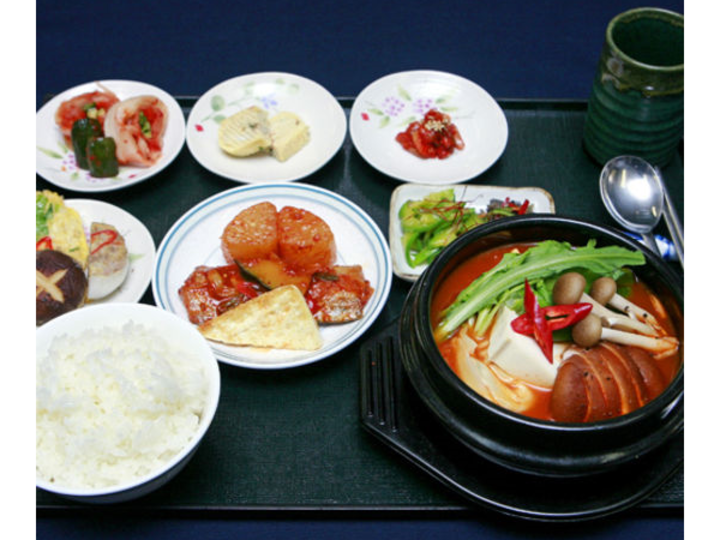 韓味膳（一例）　本場の味が楽しめるオススメのお料理です。