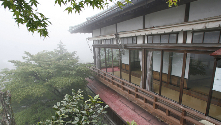 文化庁登録有形文化財「水雲閣」。昭和初期の佇まいそのままに。静寂の時が流れる。