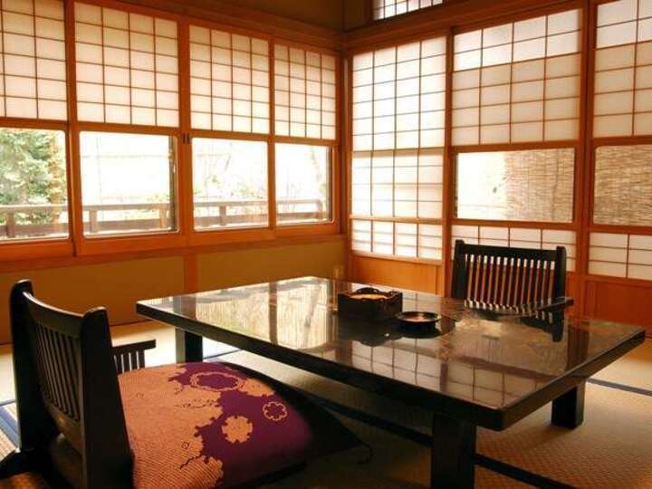 飛騨の匠の息吹を感じる端正な和室“観月楼”（次の間付）.