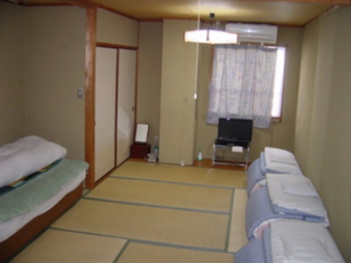  ◇ ひろびろ和室の１２畳 バストイレ共同 