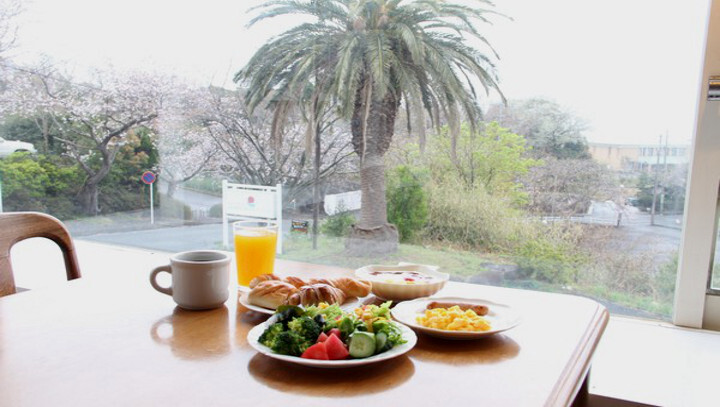 朝食は洋風で、たっぷりのサラダ、卵料理、パン、コーヒー、ジュースで爽やかに。