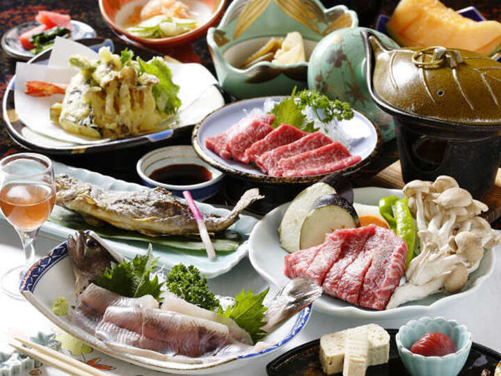 飛騨牛はステーキ付き。その他、岩魚や地元産野菜を使った夕食