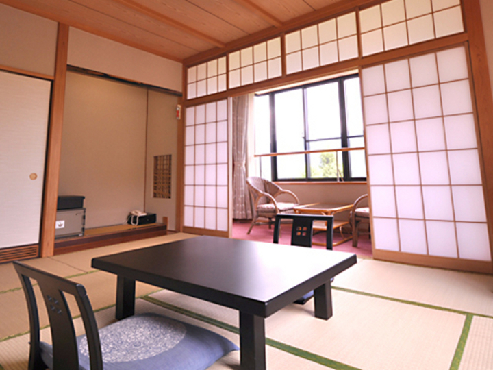 和室10畳（バス・トイレ付）.