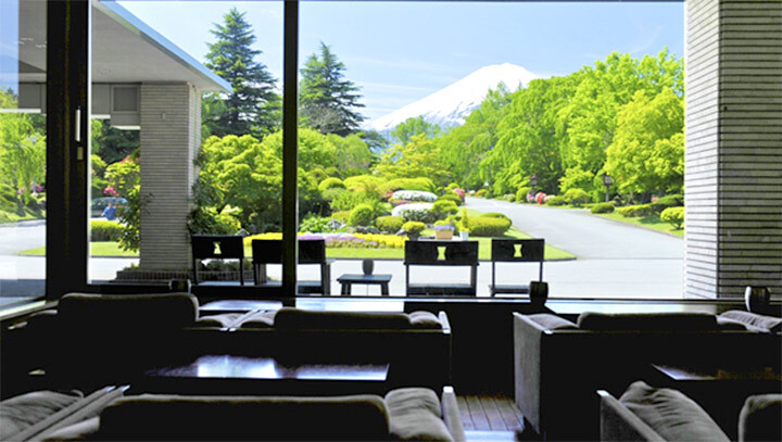 富士山と河口湖を望み、庭園は季節の彩りをお楽しみいただけます。