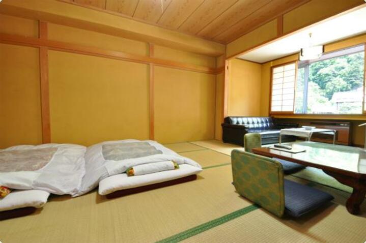 四季の山々を望む和室10畳[洗面所無・洋式トイレ付].