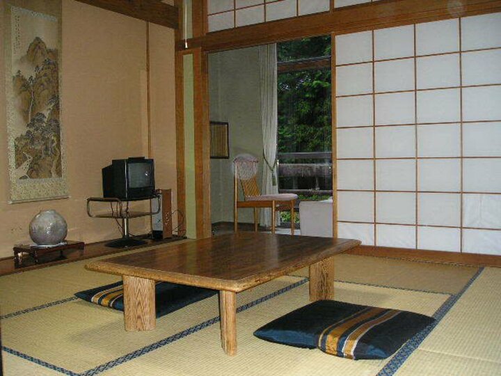 静かな川沿い和室8畳[トイレ付]