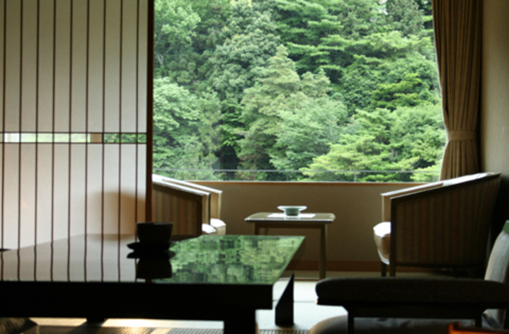 鴻朧館和室１２帖☆落葉山と滝川を臨む絶景のお部屋☆