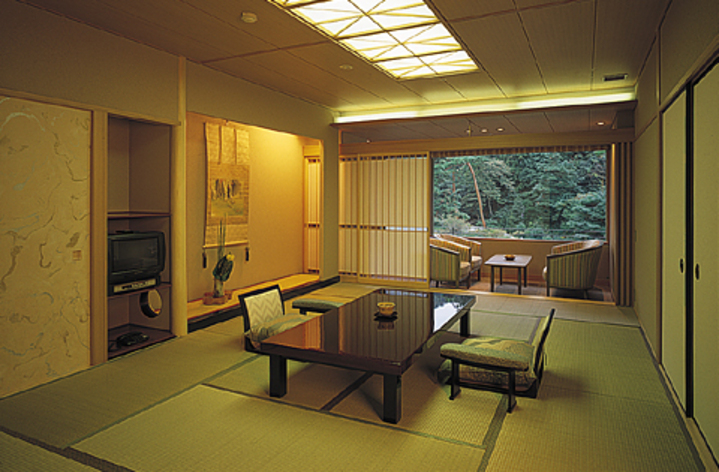 鴻朧館和室１２帖☆落葉山と滝川を臨む絶景のお部屋☆ （料理プラン専用）