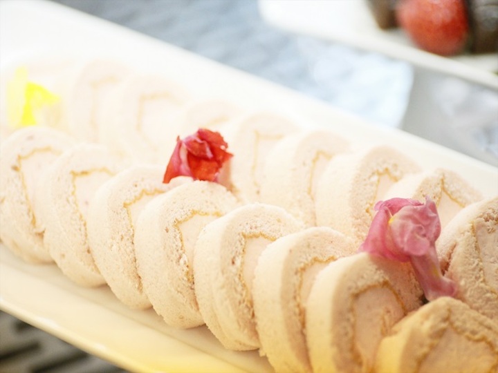 バイキングメニュー例「花巻温泉名物バラロールケーキ」